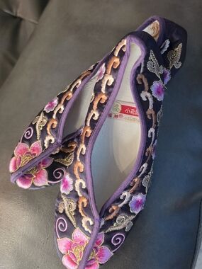 "Little Garden" Chinese Purple Floral Embroidered Slip-On Flats